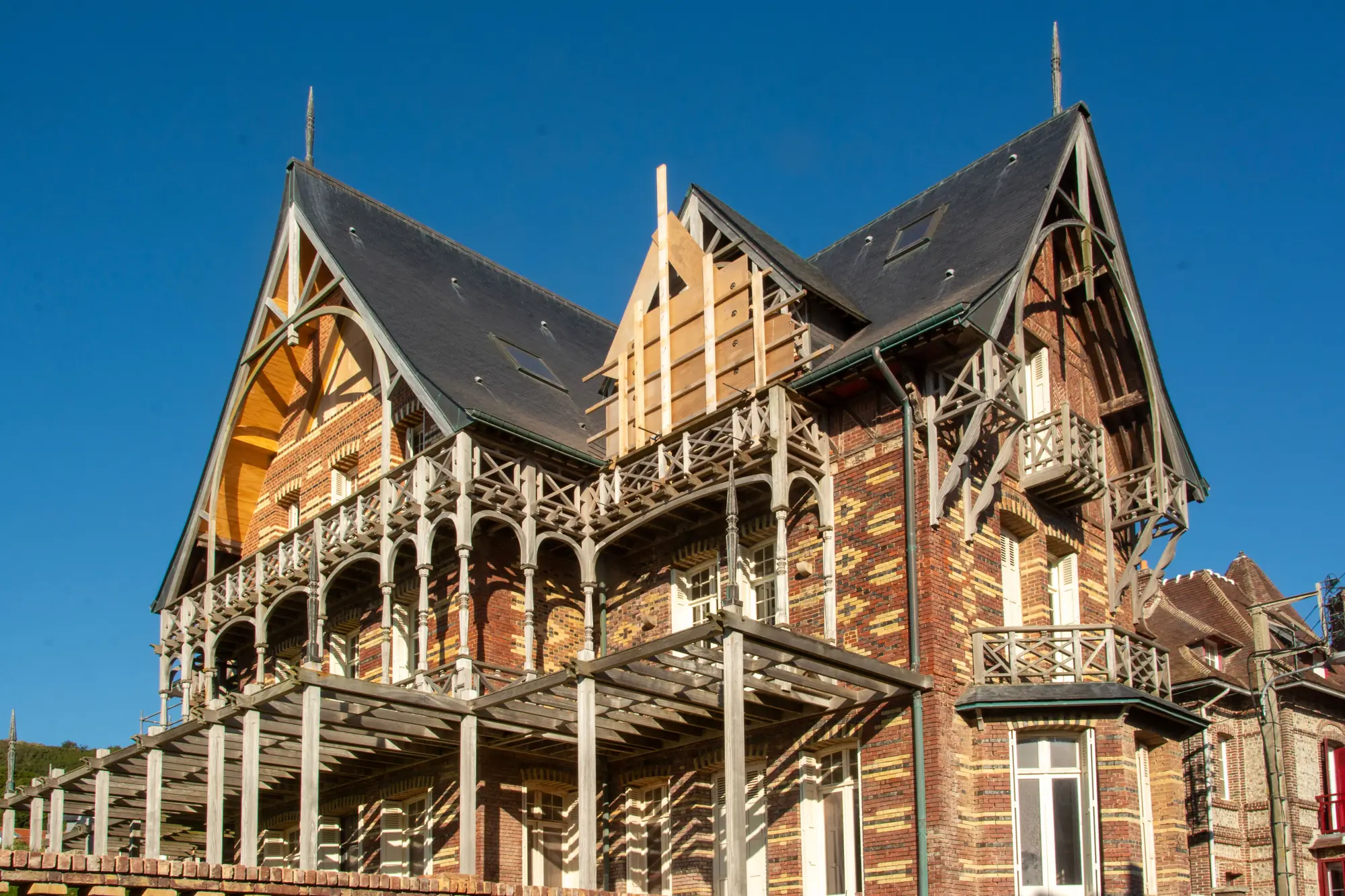 Maison de style normand sous un ciel dégagé